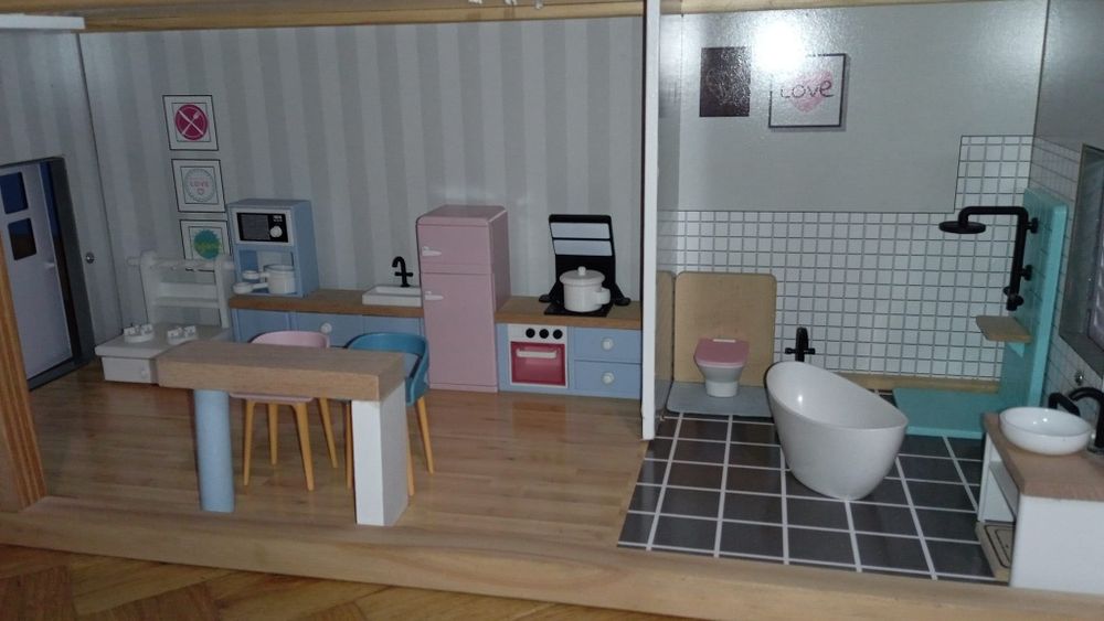 Drewniany domek dla lalek