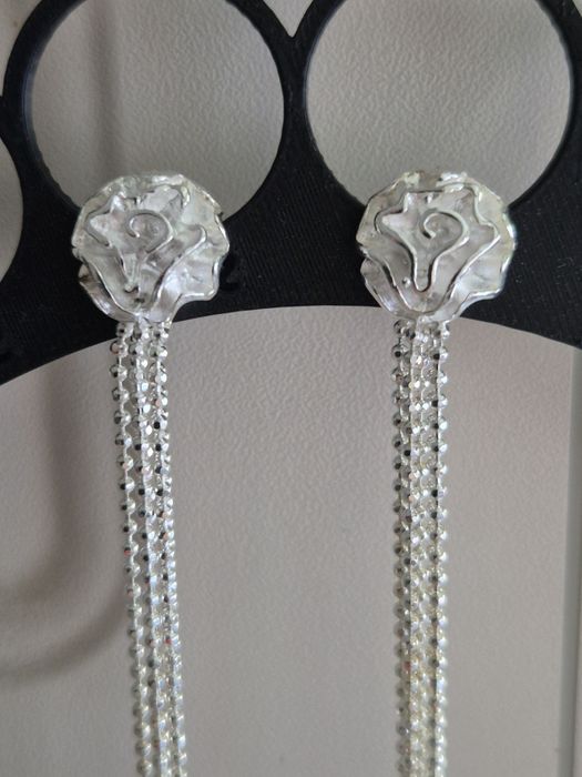 Brincos Compridos Prateados com Rosa

Novos, nunca usados
Tamanho 75cm