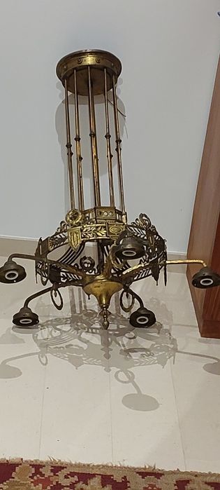 Candeeiro antigo em bronze e globos de vidro, de tecto