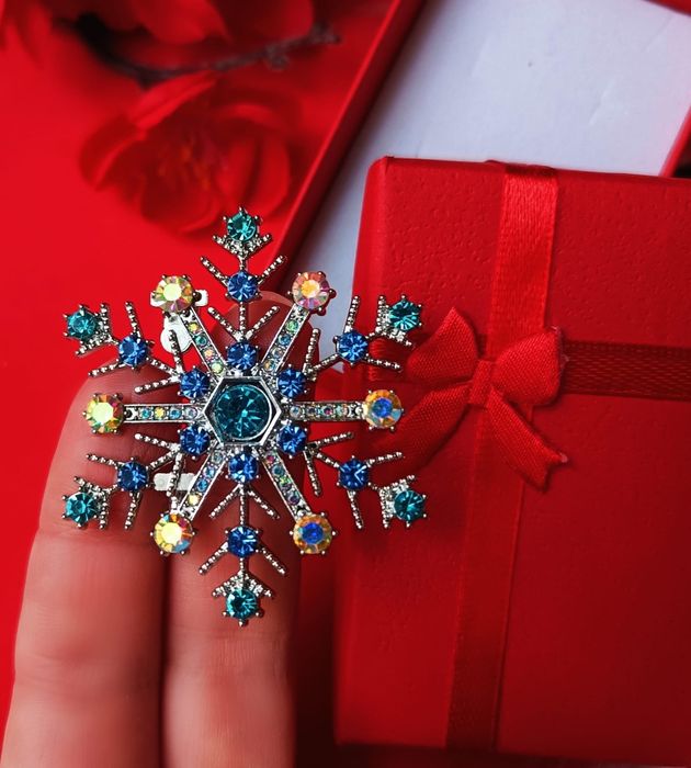 Broszka śnieżynka w czerwonym pudełku