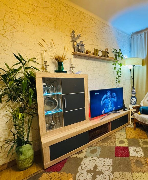 Móvel de TV grande com dois belos aparadores