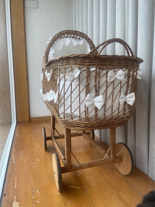 Berço artesanal em vime forrado a bordado inglês