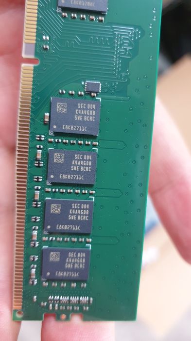 Новая!!! Есть 3 шт Озу Synology 8gb ddr4 RAMEC2133DDR4-8G