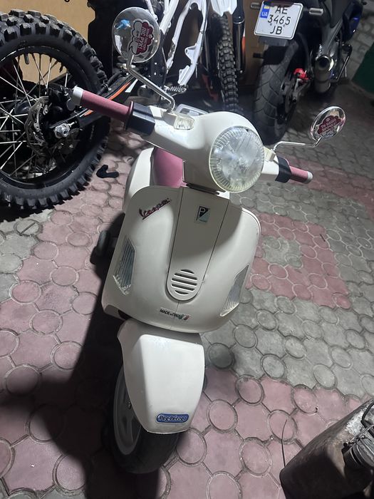 Дитячий скутер Peg-perego Vespa NEW 0019 12 В бежевий
