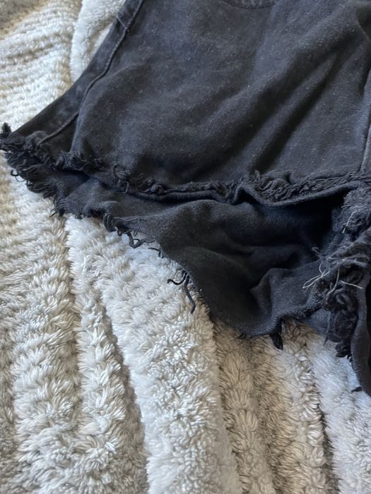 czarne jeansowe spodenki z wysokim stanem