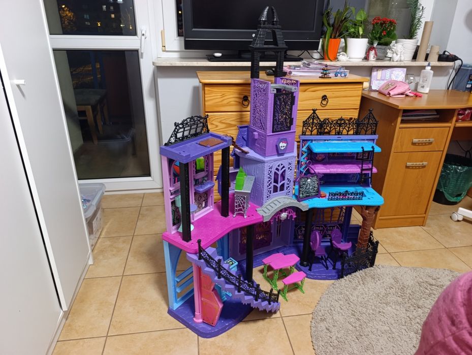 Sprzedam szkołę Monster High High School