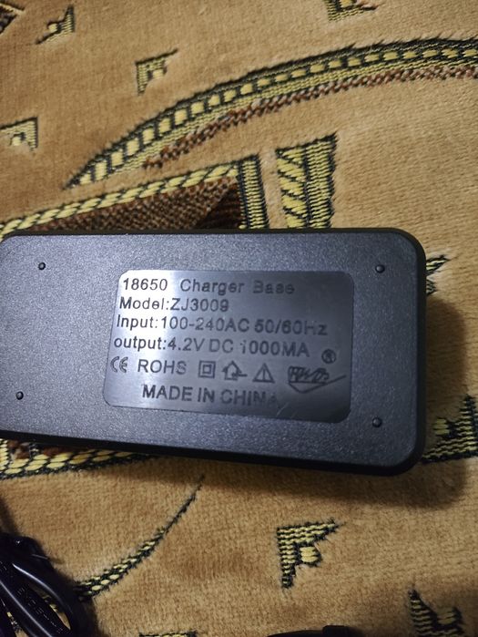 зарядное устройство для Li-ion аккумуляторов формата 18650.новое.