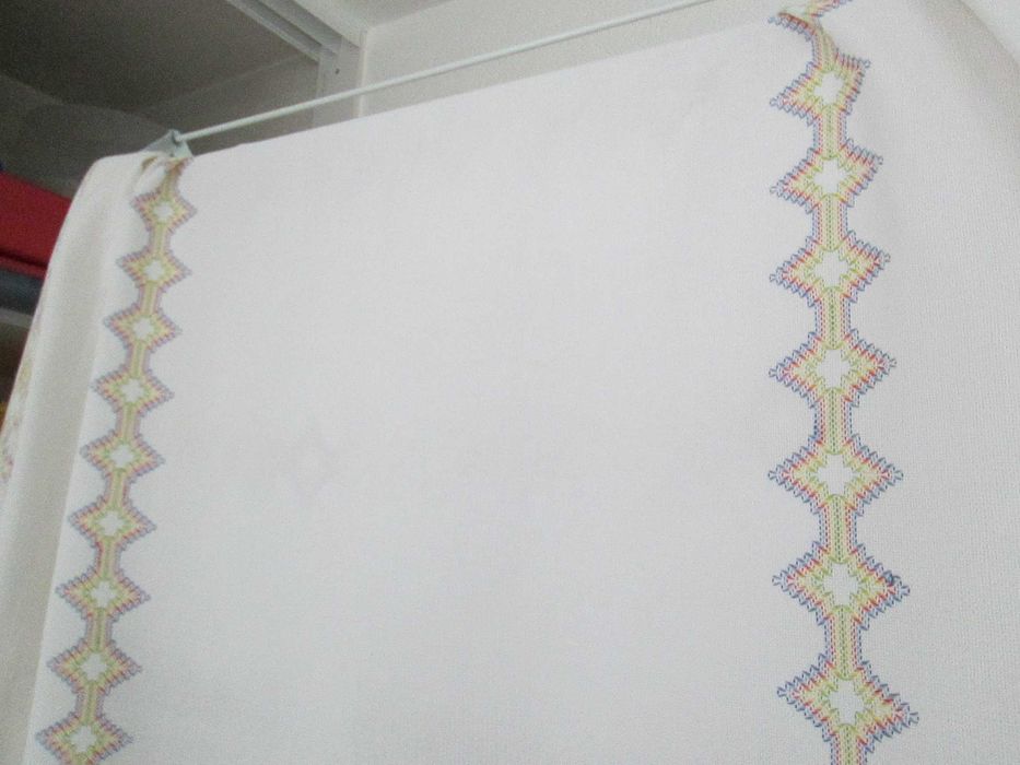 Toalha bordada à mão 1,60 x 1,35m