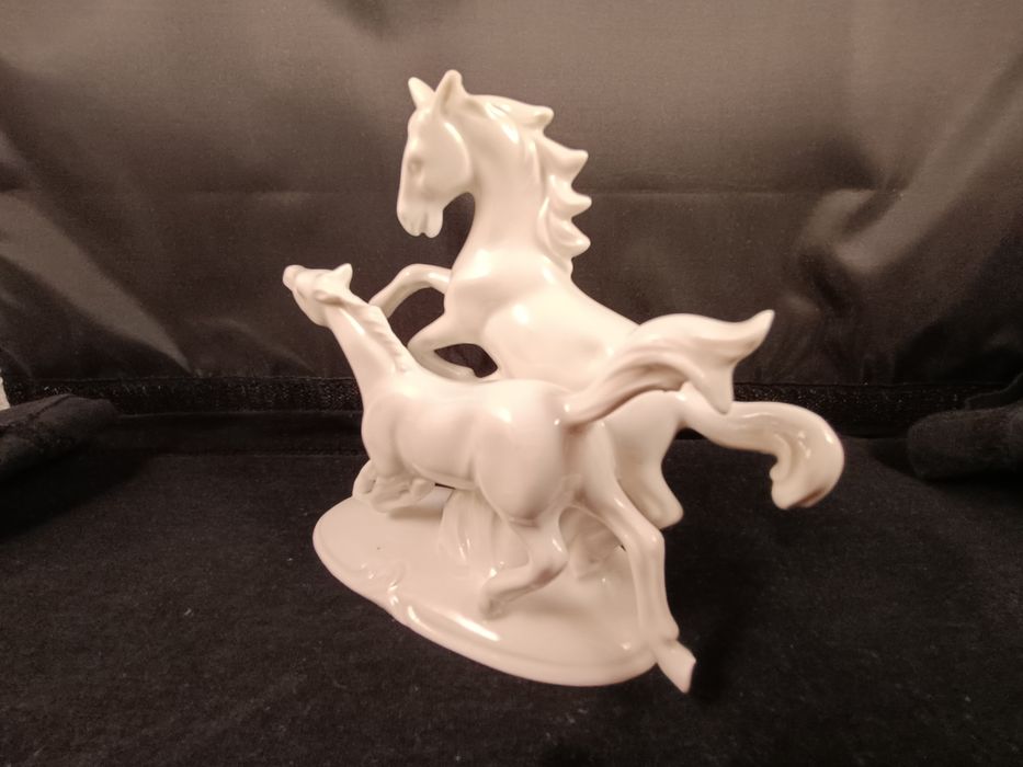 Konie w galopie figurka porcelana gdr