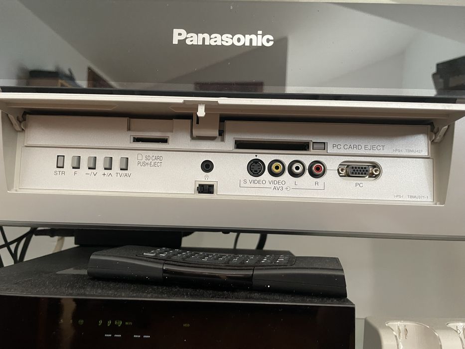 Panasonic Viera com rodinhas e prateleiras