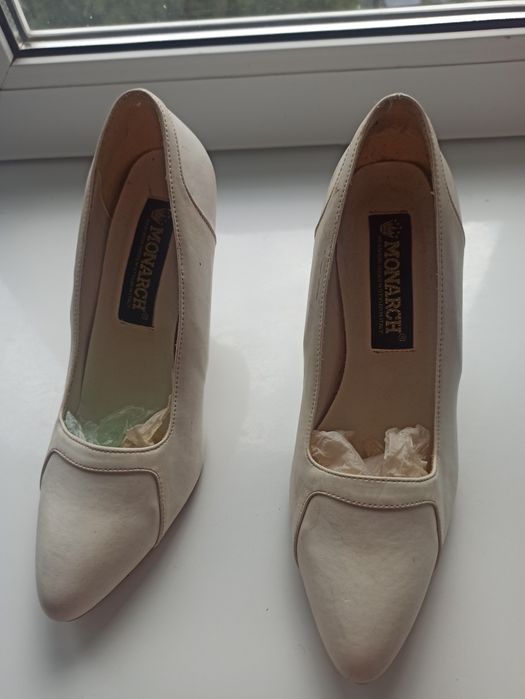 Продам білі туфлі