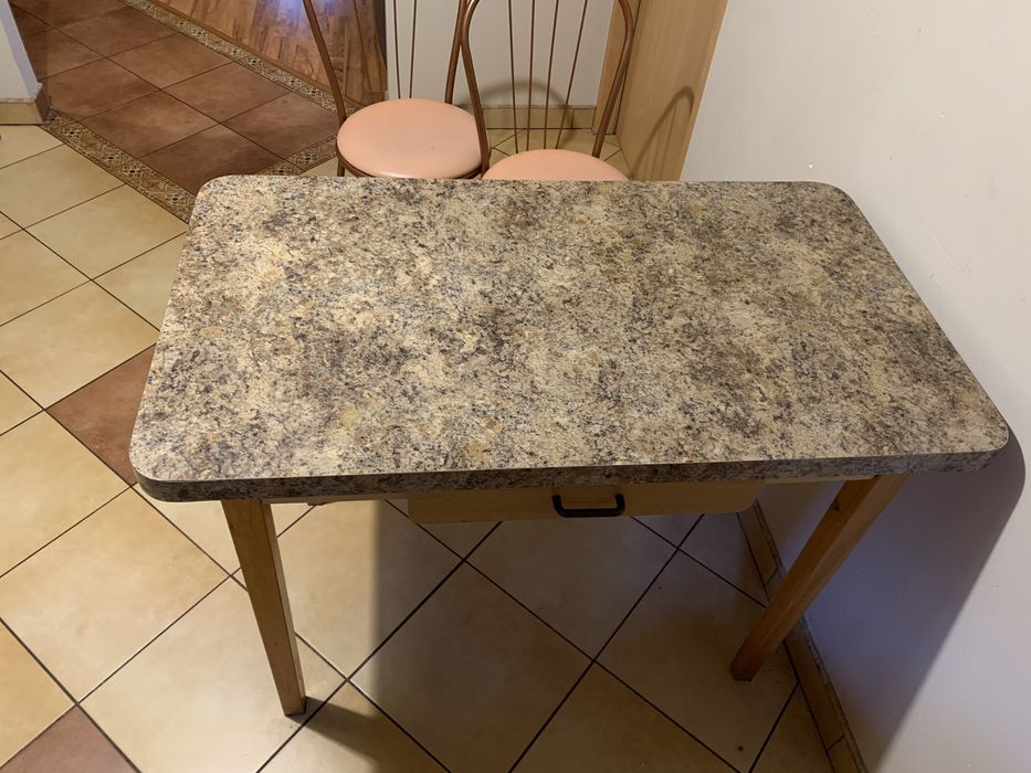 Stół drewiany z szufladą 105x58cm