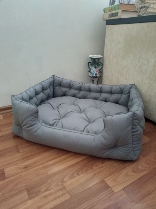 Лежанки для собак та котів.