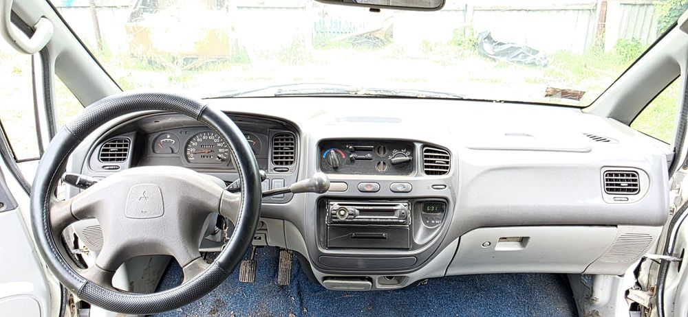 Автомобіль бус на ході