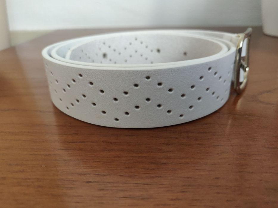 Cinto branco de mulher