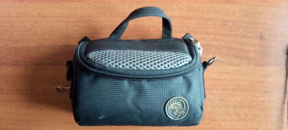 Небольшой кофр с двумя отделами для фотоаппарата.