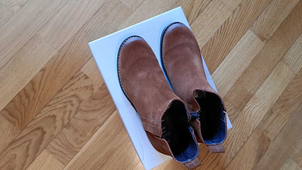 Botins cor de mel vivo em camurça, da Seaside