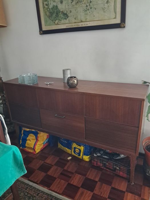 Aparador com aparelhagem