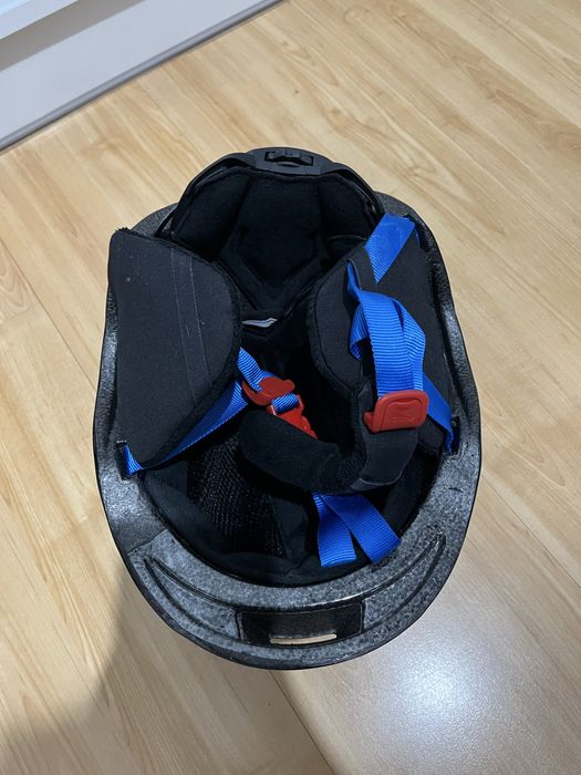 Kask narciarski.