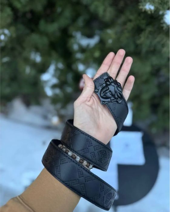 Ремінь Versace.