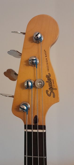Gitara basowa fender squier precision bass.