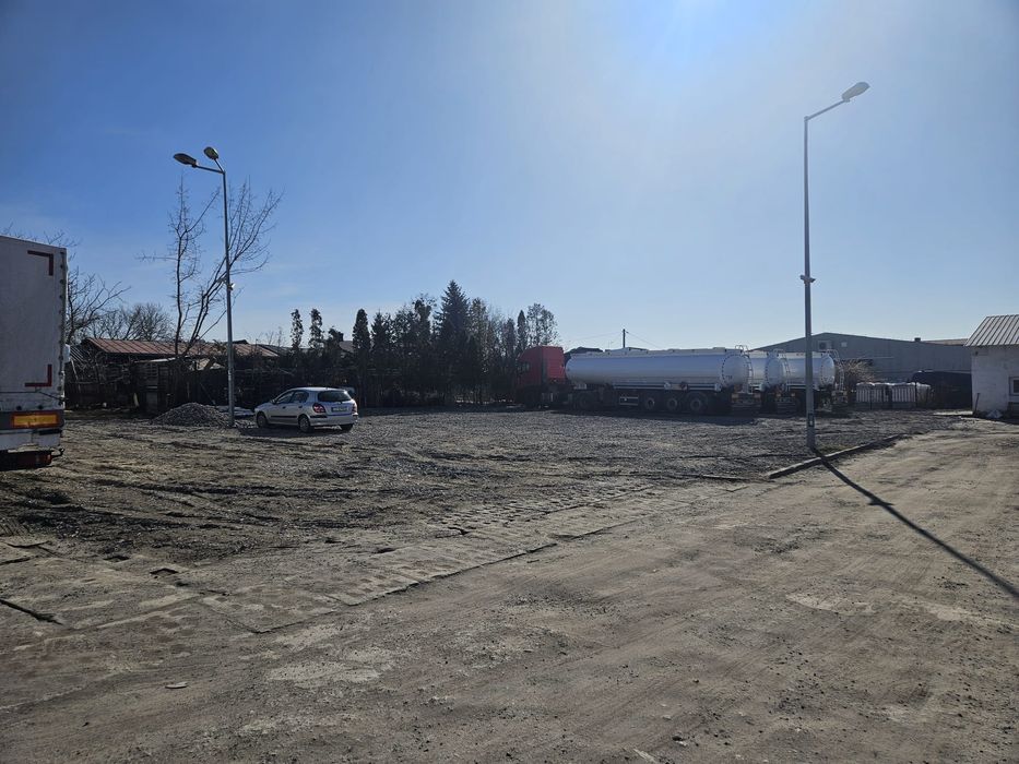 Parking. Miejsce postojowe TIR, maszyny budowlane, Bus
