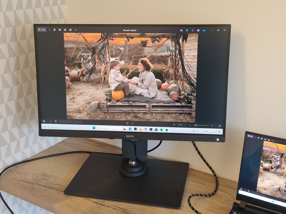 BenQ SW270C | 27" QHD IPS | 99% AdobeRGB | USB-C 60W | pilot G2 | stan