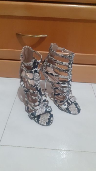 Sandálias ( Zebra ) Aldo  C/ Novas