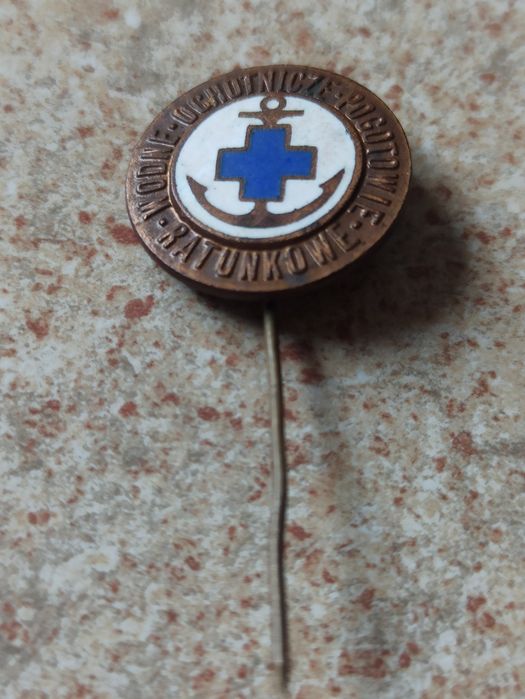 Przypinka odznaka sygnowana monogramem WOPR
