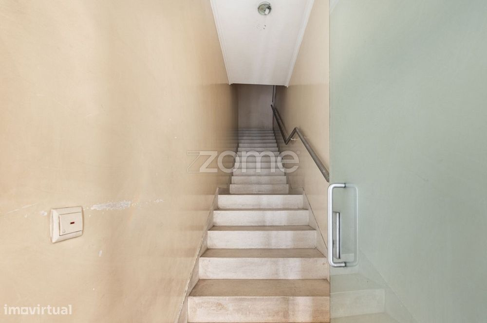 Prédio com Loja + 2 Apartamentos T1 e Terreno | Centro de Valongo