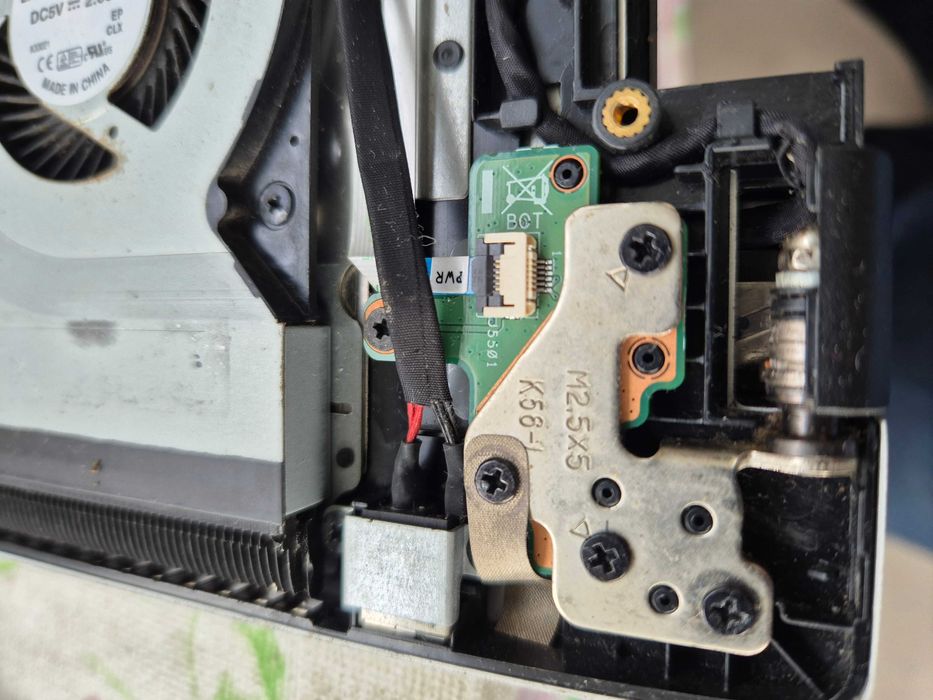 Asus K56cb carcaça com teclado, restantes peças sob consulta