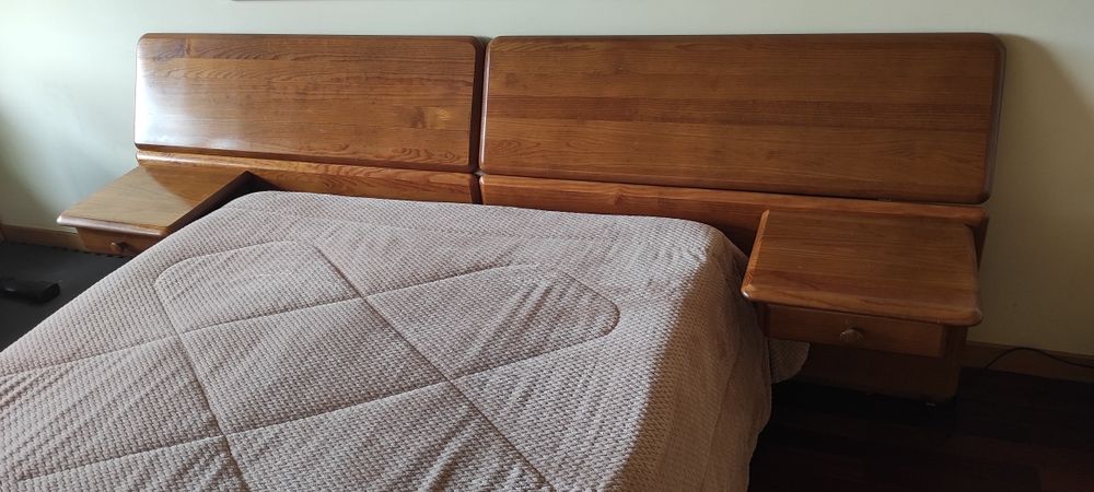 Conjunto de cama, mesinhas de cabeceira e cómoda marca Cerne