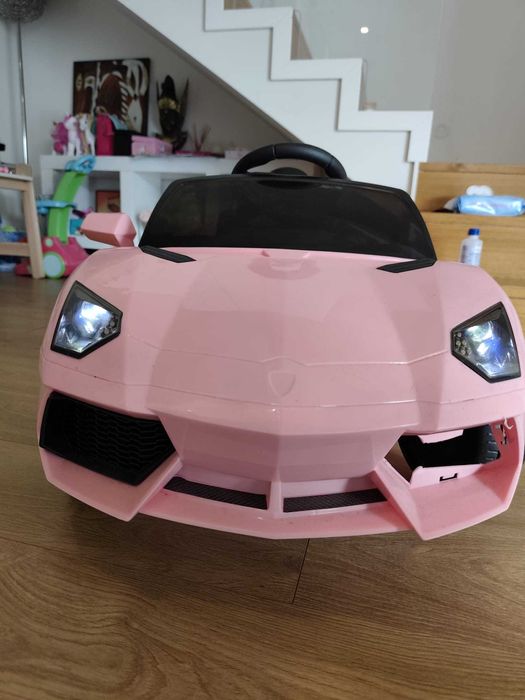 Carro elétrico de criança cor-de-rosa, estilo Lamborghini, em muito bom estado.