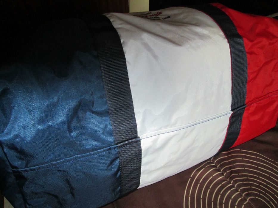saco de viagem da marca Mike Davis e mochila Tui