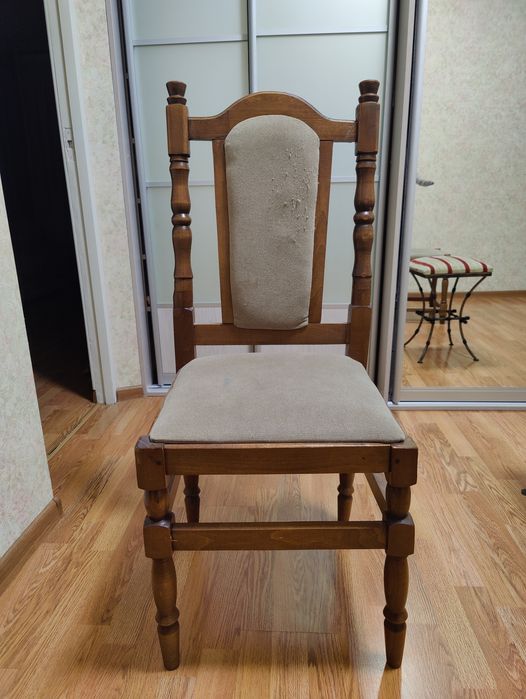 Стільці м'які для вітальні (кухні)