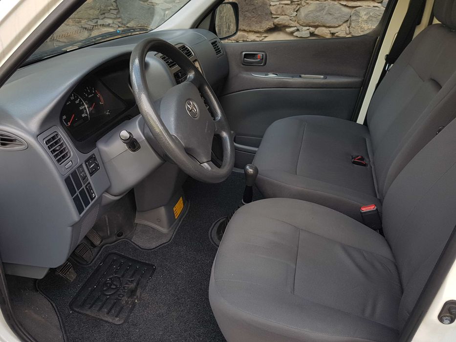 Toyota Hiace D-4D - 9 lugares - Ar Condicionado