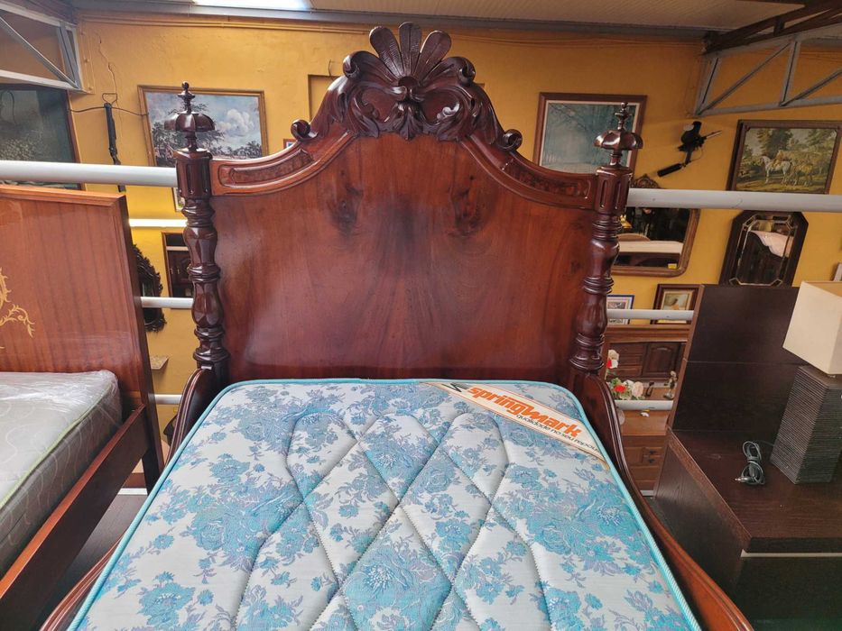 Cama antiga Com estrado e colchão - Muito bom estado geral