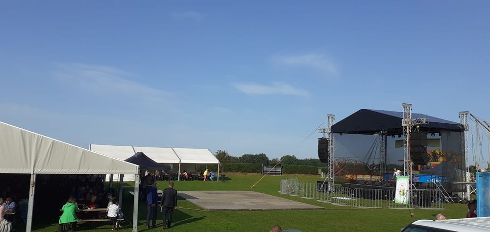 Scena muzyczna  ,hale namiotowe