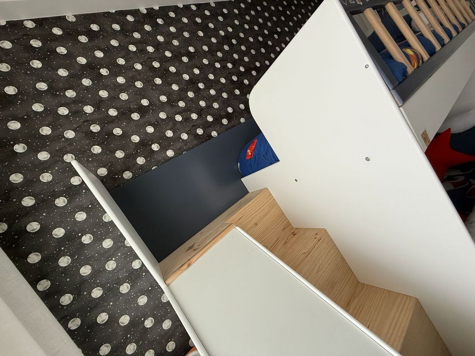 Cama beliche infantil com escorrega e escadas