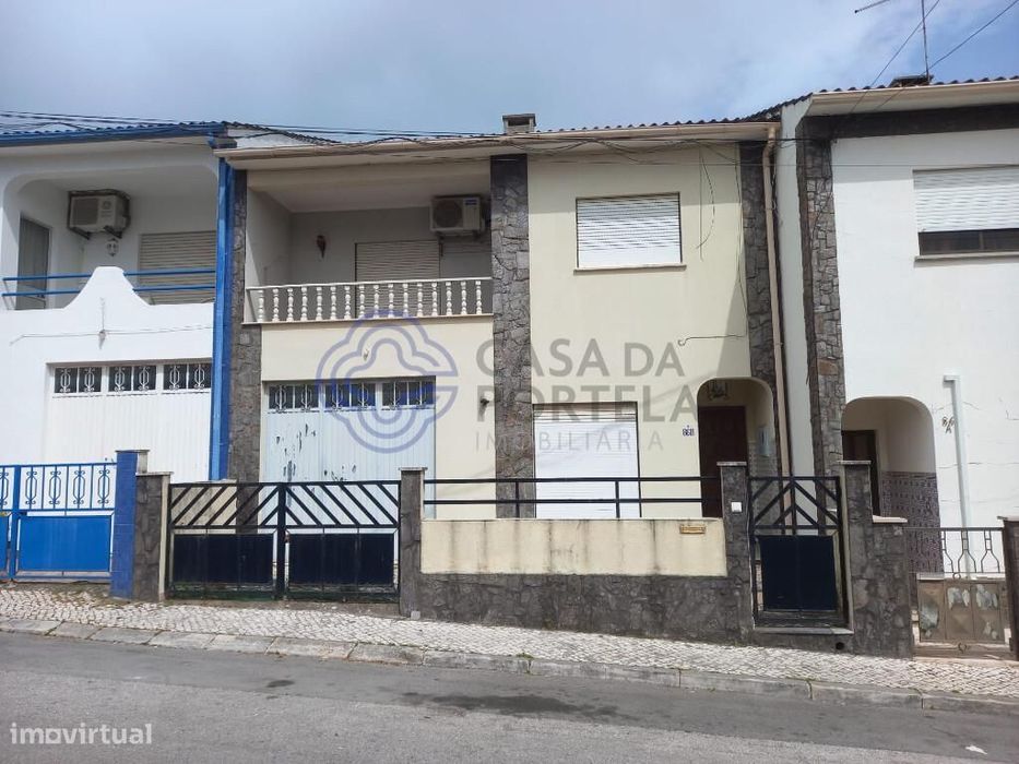 Moradia T4 com quintal no centro do Entroncamento