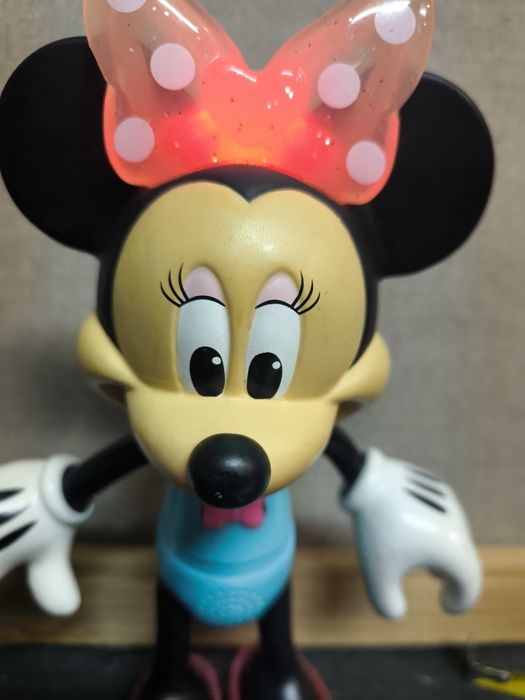 Boneco Minnie Mouse com Laço Luminoso
Boneco da Minnie Mouse com um la