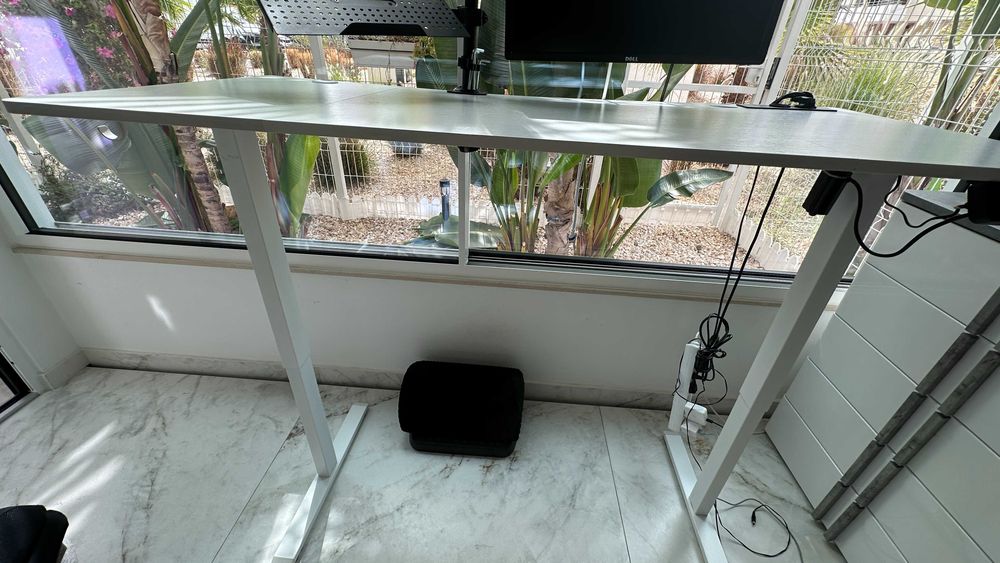 Secretária elétrica regulável em altura + cadeira com rodas – Conjunto 100€