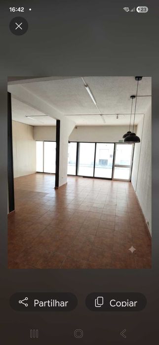 Loja à venda comercial situado em zona central, com grande movimento e excelente visibilidade na cidade de Viseu. Venda particular