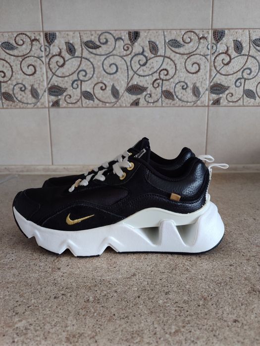 Кросівки  NIKE RYZ  р.38  довжина устілки 24 см.