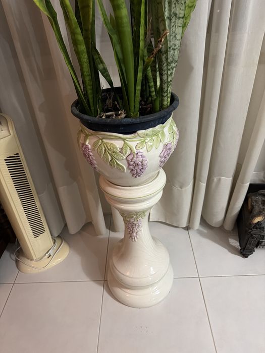 Vasos e coluna decorativos