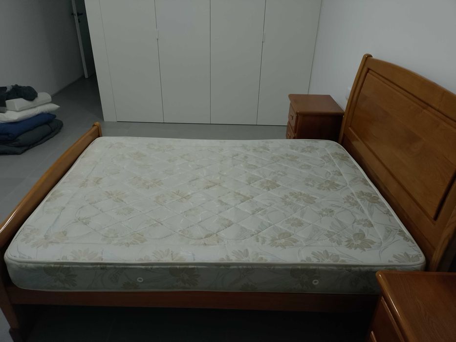 Cama de madeira maciça + colchão 183 x 133