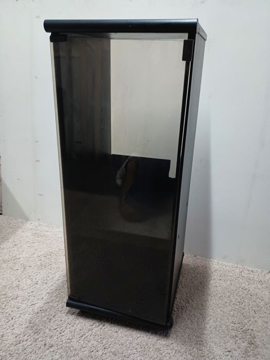 Móvel c/ rodas em madeira e porta em vidro p aparelhagem, medidas: fre