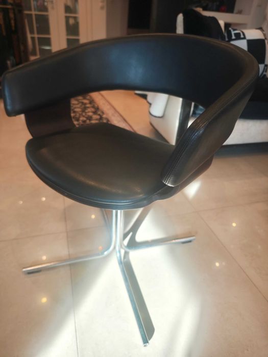 krzesla Mollie kultowej firmy ang. Allermuir do nowoczesnego wnetrza