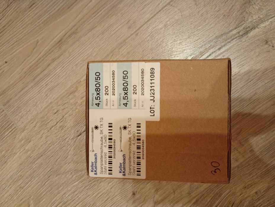 pudełko z wkrętami do płyt wiórowych marki Keller & Kalmbach o wymiarach 4,5x80 mm i ocynkowanej powierzchni.