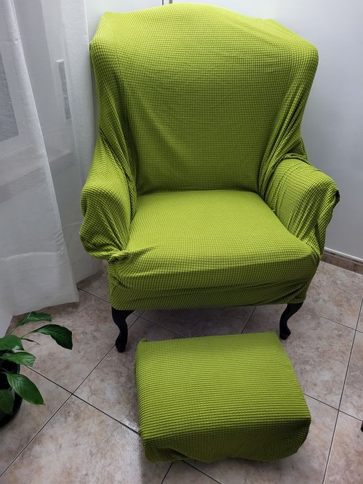 Cadeirão de orelhas e banco apoio de pés